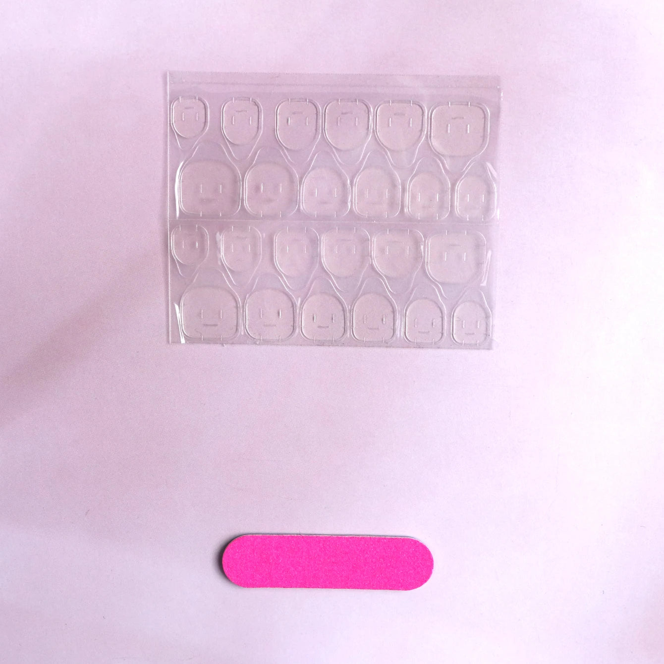 Lot de 10 faux ongles courts carrés à pointe française et strass, couleur nude, avec paillettes dorées et imprimé léopard.