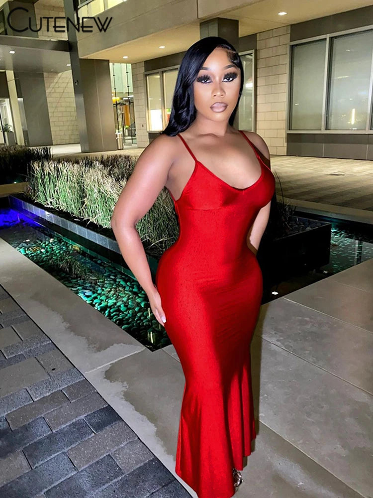 Robe longue Nibber rouge brillante à fines bretelles, dos nu, décolleté froncé, style hipster streetwear, femme.