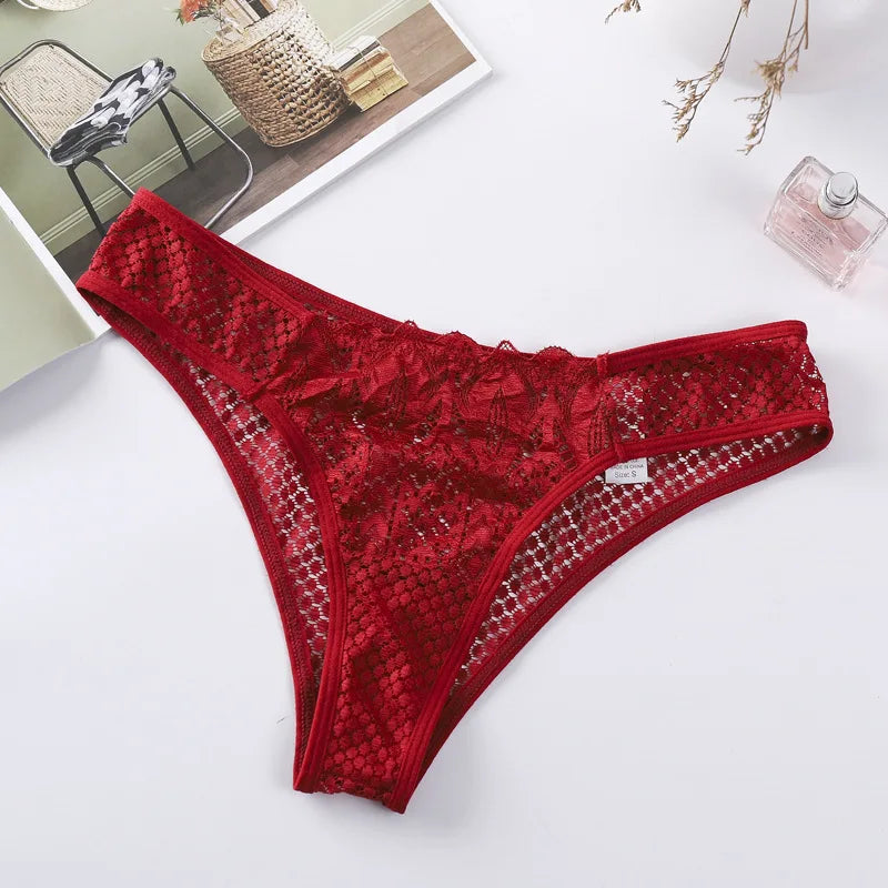 Culottes transparentes en dentelle sexy, taille basse, sans coutures, style culotte à crochets. Lingerie féminine.