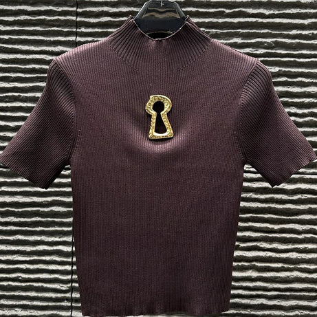 T-shirts TWOTWINSTYLE pour femmes, col roulé, manches courtes, style minimaliste, coupe amincissante, ornés d'une boucle métallique ajourée (collection femme 2025)