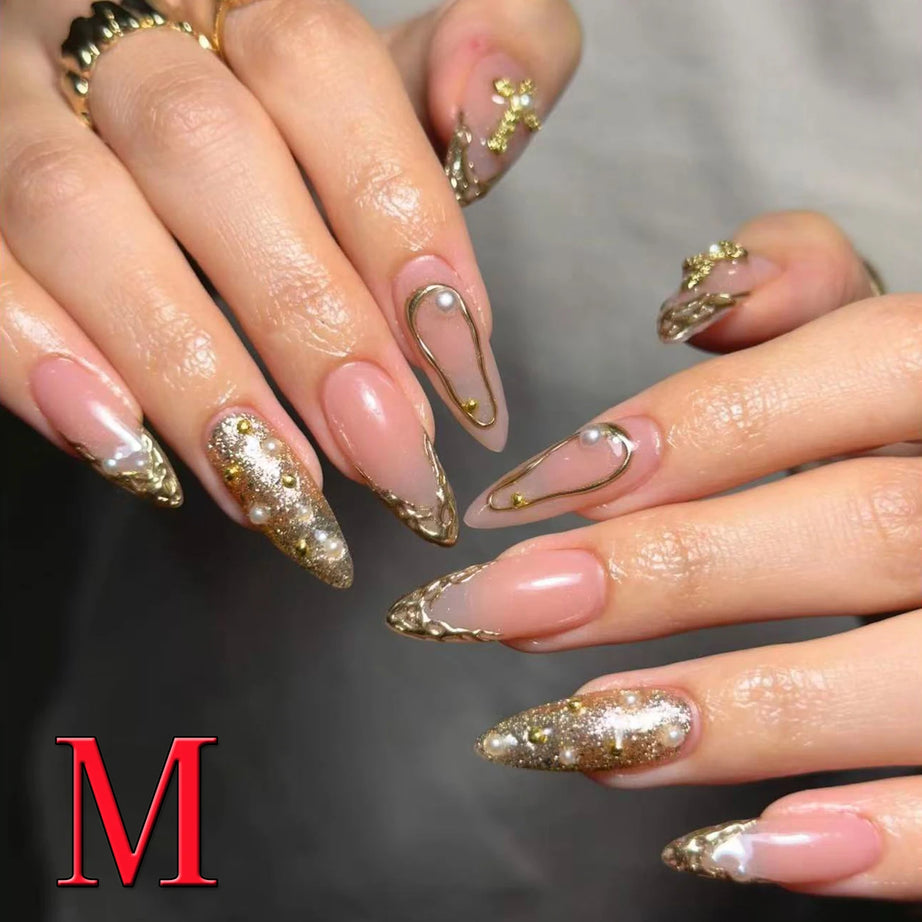 Lot de 10 faux ongles courts carrés à pointe française et strass, couleur nude, avec paillettes dorées et imprimé léopard.