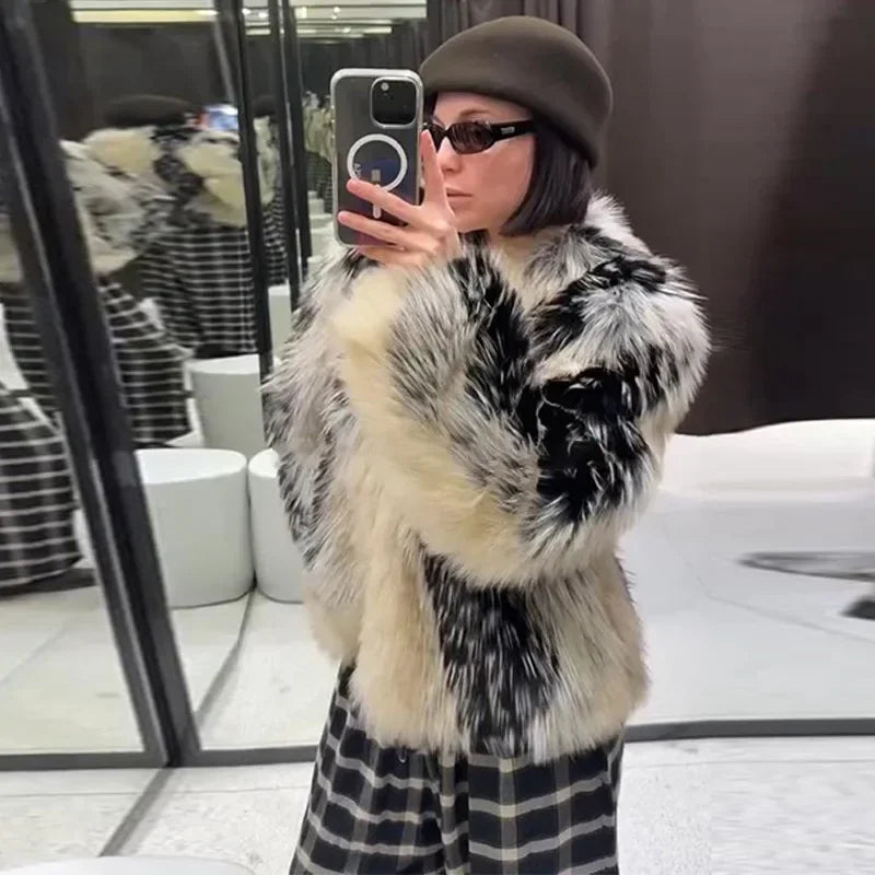 Manteau élégant en fausse fourrure contrastée pour femme, col rond, simple boutonnage, manches longues, collection printemps-hiver 2026.