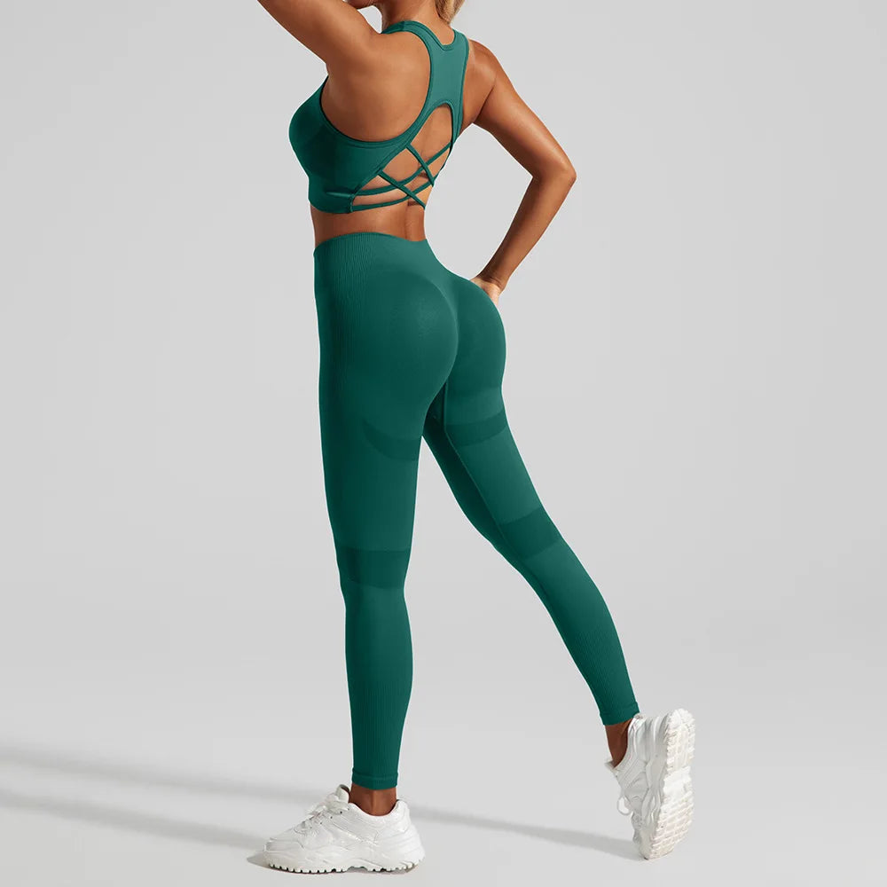 Ensemble de sport sans coutures pour femme : pantalon de yoga taille haute et brassière de sport avec coussinets amovibles pour un effet push-up fessier, idéal pour la course et l'entraînement.