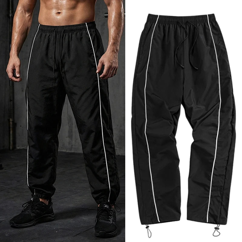 Pantalon de sport tendance pour homme, avec lignes, idéal pour la salle de sport et la course à pied. Poches latérales, séchage rapide et respirant.