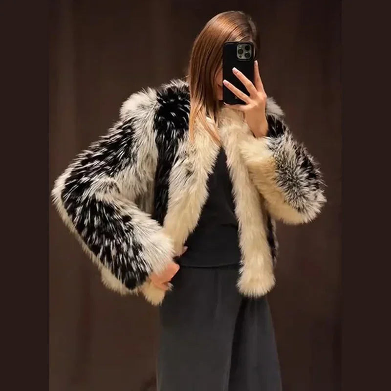 Manteau élégant en fausse fourrure contrastée pour femme, col rond, simple boutonnage, manches longues, collection printemps-hiver 2026.