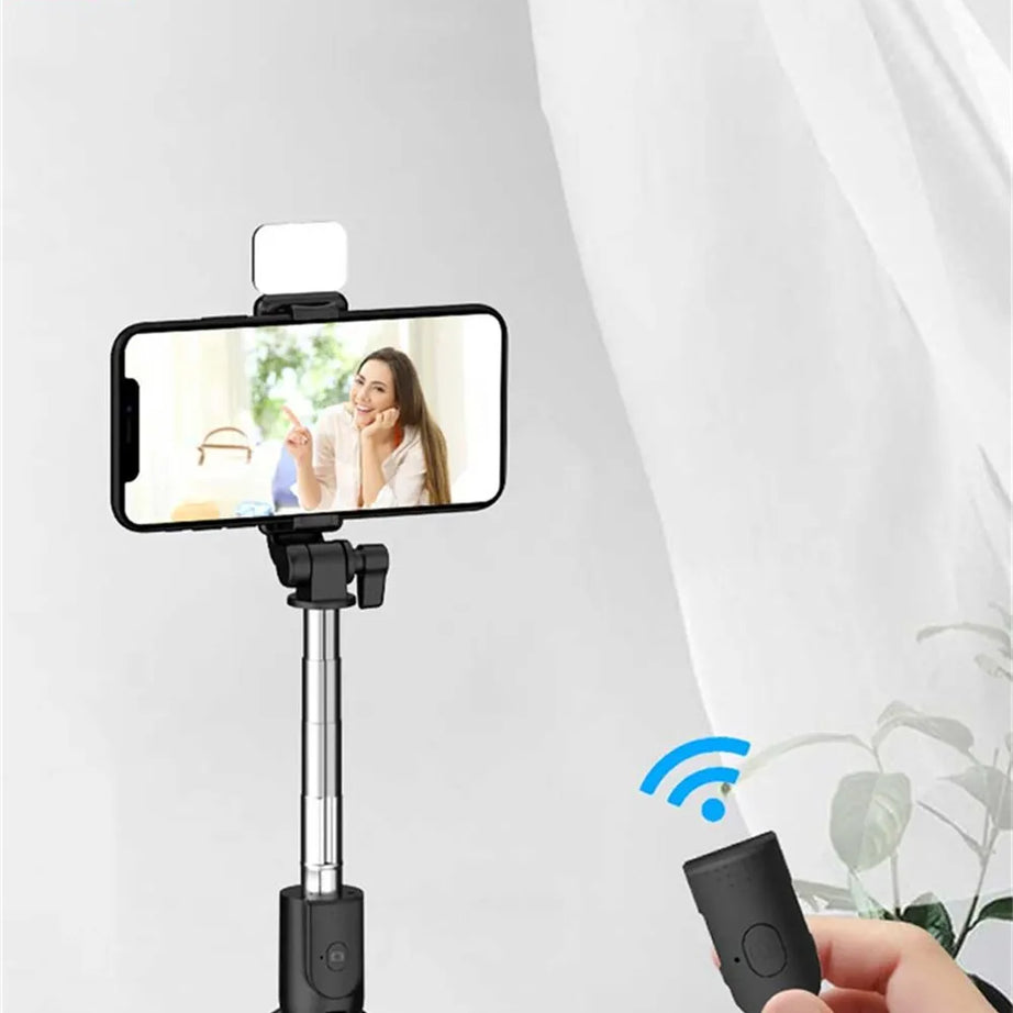 Perche à selfie avec trépied, télécommande Bluetooth et support de téléphone sans fil avec lumière LED intégrée pour le streaming en direct.