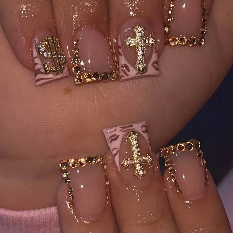 Lot de 10 faux ongles courts carrés à pointe française et strass, couleur nude, avec paillettes dorées et imprimé léopard.