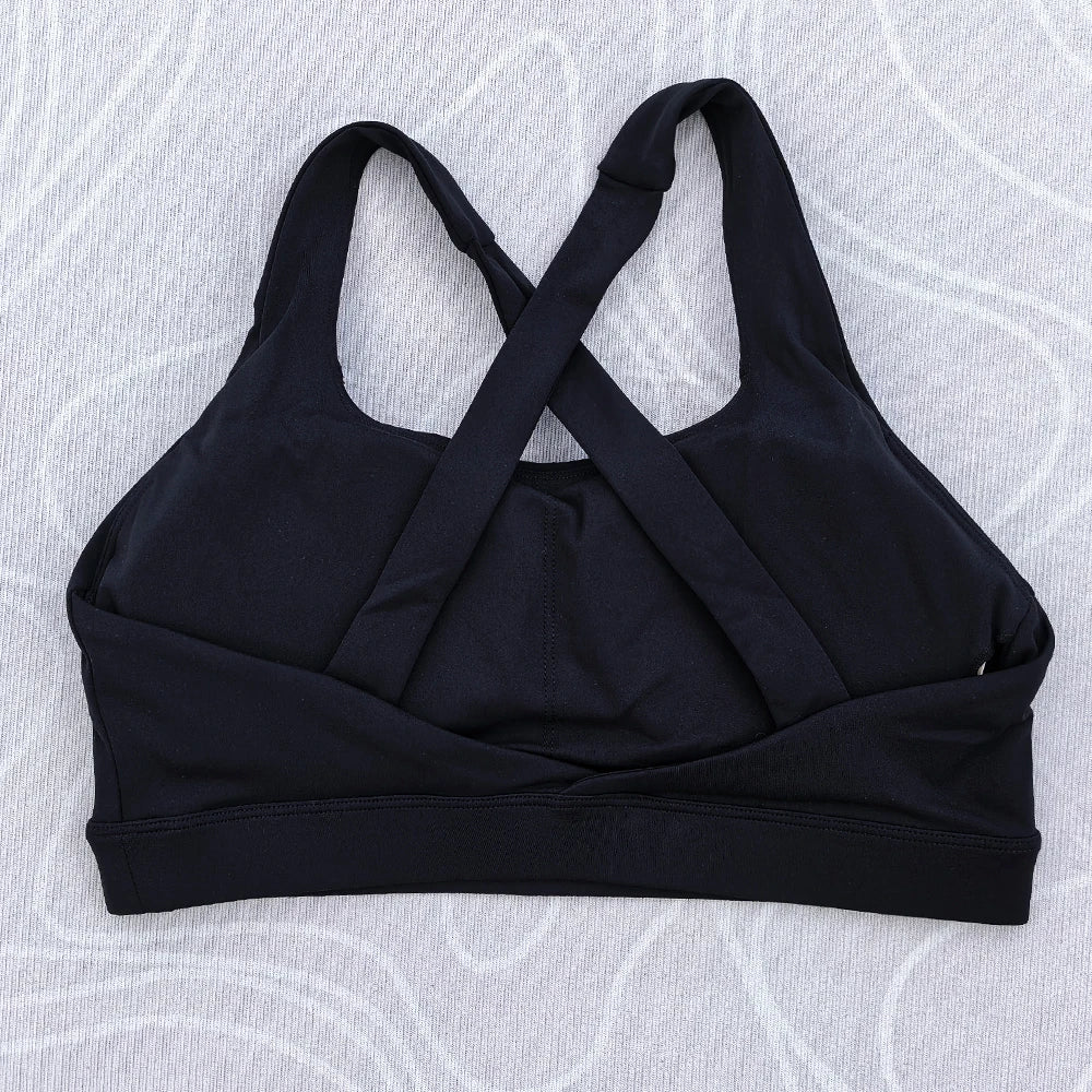 Soutien-gorge de sport et de fitness femme, couleur unie, moulant, dos croisé, idéal pour le yoga et la gym. Haut de sport avec dos ajouré et coussinets push-up.