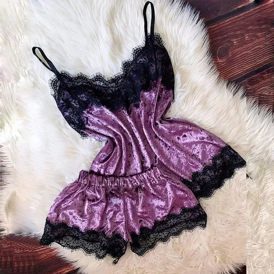 Ensemble de pyjama d'été en dentelle et satin sexy pour femme, composé d'un haut court et d'un short. Vêtement d'intérieur et de détente.