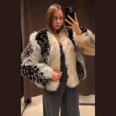 Manteau élégant en fausse fourrure contrastée pour femme, col rond, simple boutonnage, manches longues, collection printemps-hiver 2026.