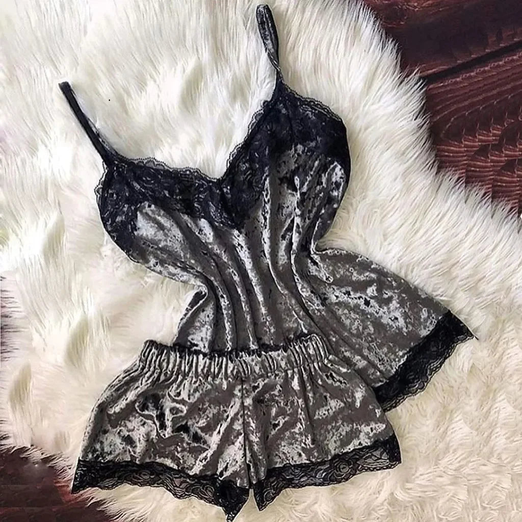 Ensemble de pyjama d'été en dentelle et satin sexy pour femme, composé d'un haut court et d'un short. Vêtement d'intérieur et de détente.