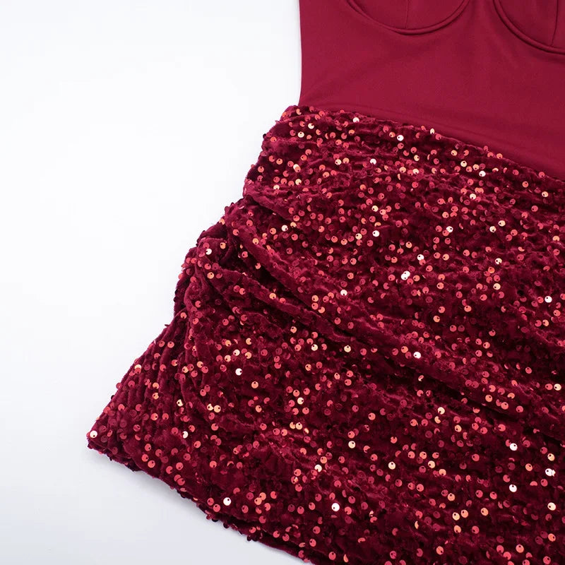 Robe mini bustier chic à sequins patchwork, col foulard, épaules dénudées, taille cintrée, plissée, idéale pour les soirées.