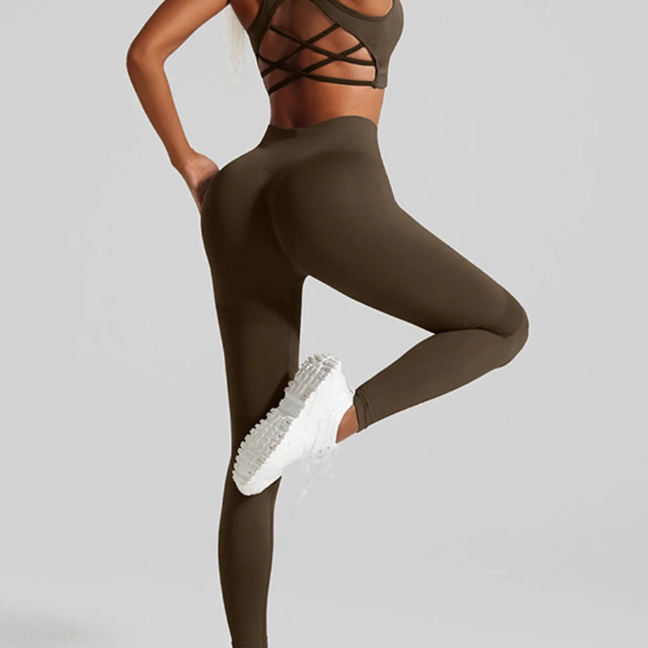 Ensemble de sport sans coutures pour femme : pantalon de yoga taille haute et brassière de sport avec coussinets amovibles pour un effet push-up fessier, idéal pour la course et l'entraînement.