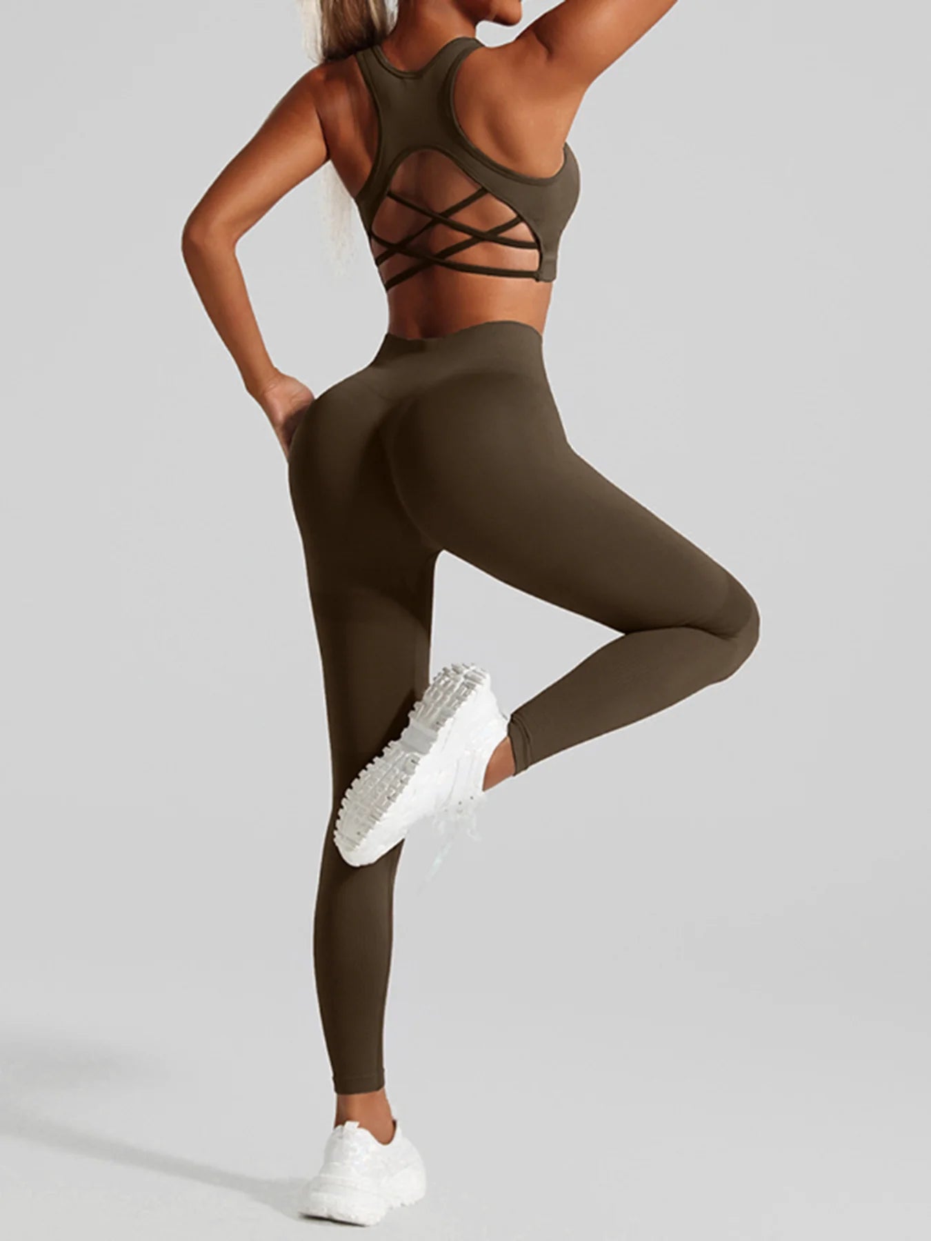 Ensemble de sport sans coutures pour femme : pantalon de yoga taille haute et brassière de sport avec coussinets amovibles pour un effet push-up fessier, idéal pour la course et l'entraînement.