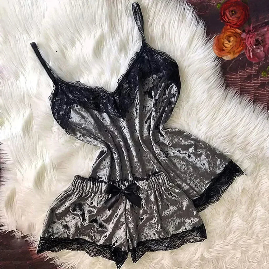 Ensemble de pyjama d'été en dentelle et satin sexy pour femme, composé d'un haut court et d'un short. Vêtement d'intérieur et de détente.
