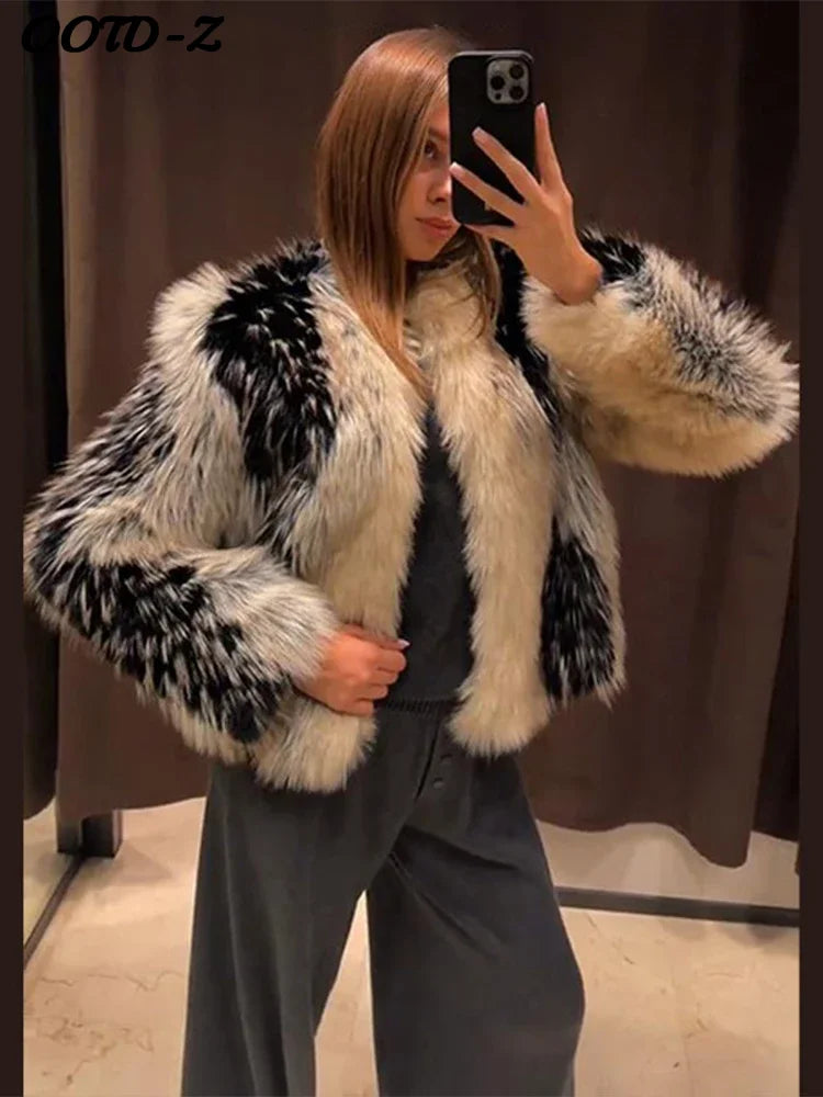 Manteau élégant en fausse fourrure contrastée pour femme, col rond, simple boutonnage, manches longues, collection printemps-hiver 2026.