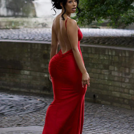 Robe longue Nibber rouge brillante à fines bretelles, dos nu, décolleté froncé, style hipster streetwear, femme.