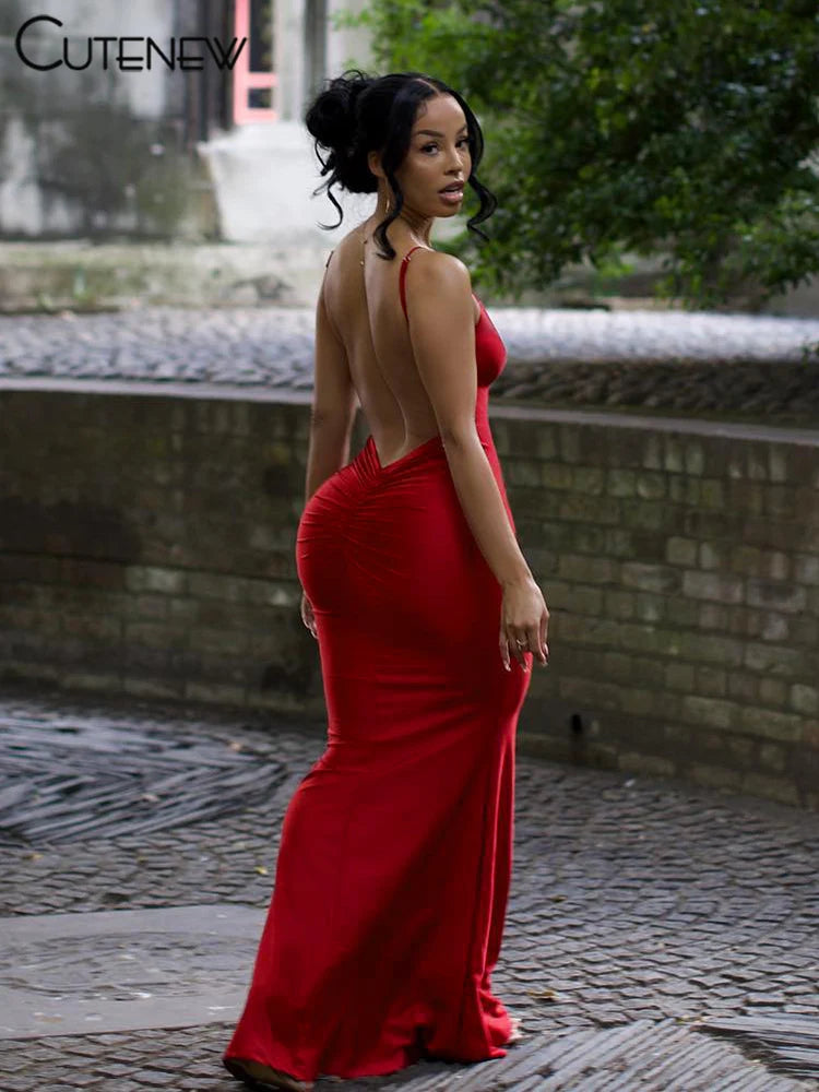 Robe longue Nibber rouge brillante à fines bretelles, dos nu, décolleté froncé, style hipster streetwear, femme.