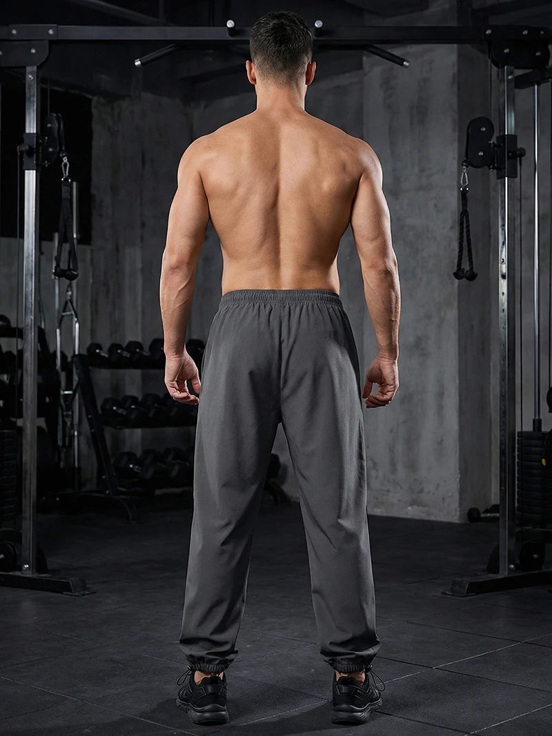 Pantalon de sport tendance pour homme, avec lignes, idéal pour la salle de sport et la course à pied. Poches latérales, séchage rapide et respirant.