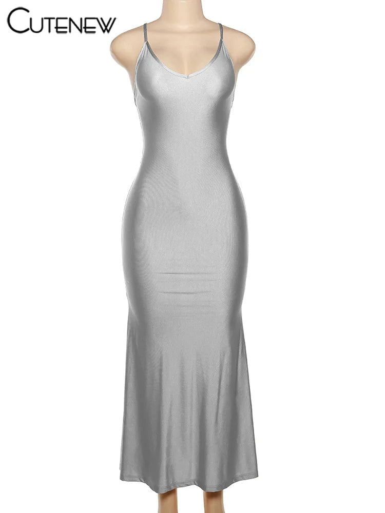 Robe longue Nibber rouge brillante à fines bretelles, dos nu, décolleté froncé, style hipster streetwear, femme.