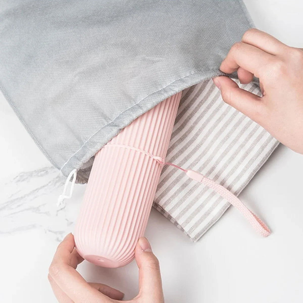 Étui de rangement portable pour brosse à dents et dentifrice, idéal pour les voyages et le camping. Protège votre brosse à dents et votre dentifrice de la saleté et des dommages.