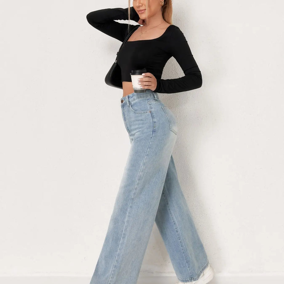 Jeans femme bleu délavé à jambes larges, style européen et tendance N Trend. Confortables et faciles à assortir.