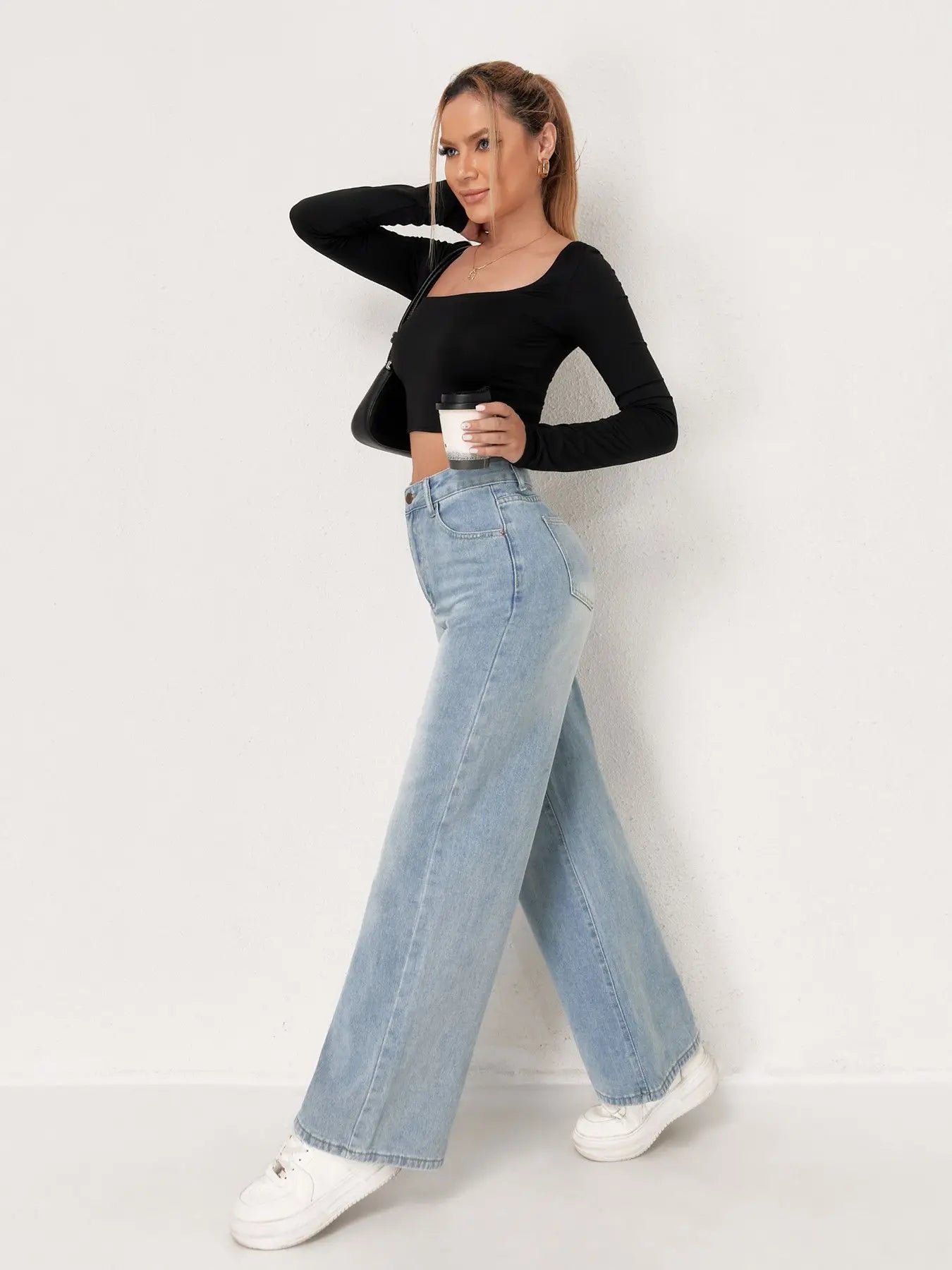 Jeans femme bleu délavé à jambes larges, style européen et tendance N Trend. Confortables et faciles à assortir.