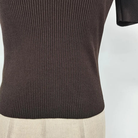 T-shirts TWOTWINSTYLE pour femmes, col roulé, manches courtes, style minimaliste, coupe amincissante, ornés d'une boucle métallique ajourée (collection femme 2025)