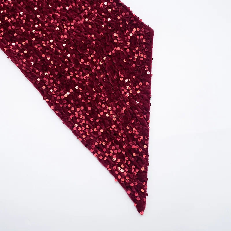 Robe mini bustier chic à sequins patchwork, col foulard, épaules dénudées, taille cintrée, plissée, idéale pour les soirées.