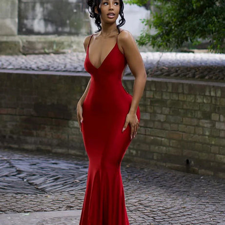 Robe longue Nibber rouge brillante à fines bretelles, dos nu, décolleté froncé, style hipster streetwear, femme.