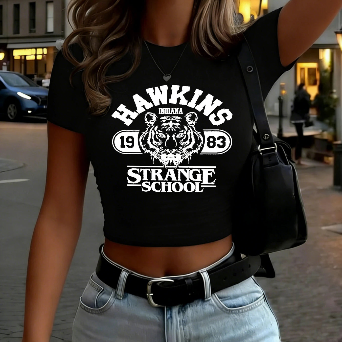 T-shirt imprimé Hawkins 1983 Tiger School pour femmes, coupe courte et confortable, col rond, manches courtes, style hip-hop.