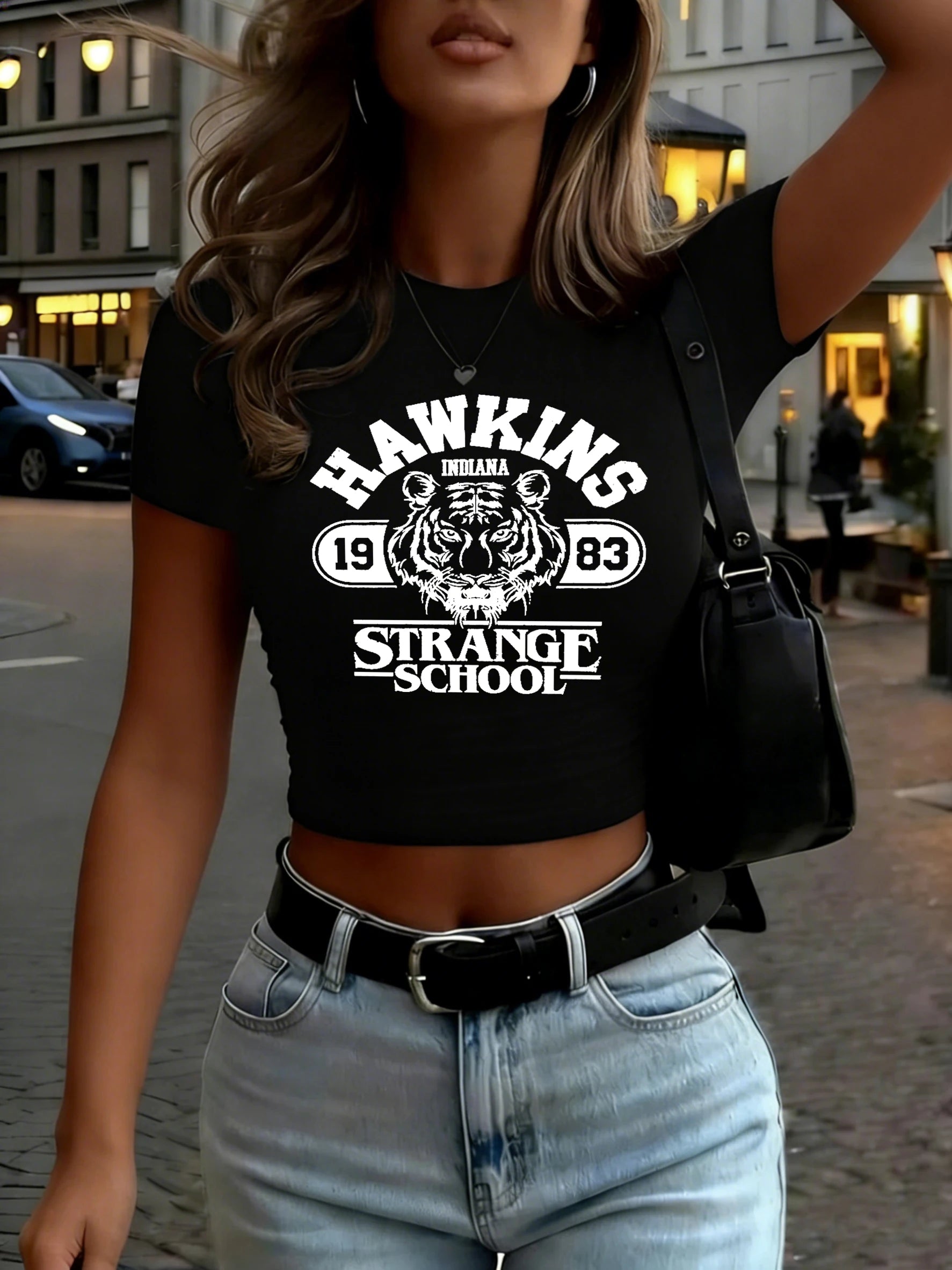 T-shirt imprimé Hawkins 1983 Tiger School pour femmes, coupe courte et confortable, col rond, manches courtes, style hip-hop.