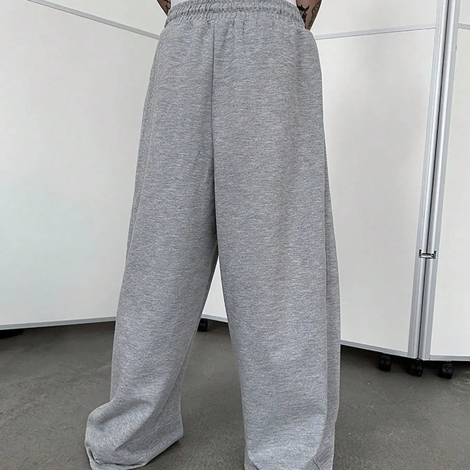 Pantalon de jogging pour homme, coupe droite, idéal pour le sport et la mode urbaine. Pantalon ample et décontracté avec cordon de serrage et plusieurs poches.
