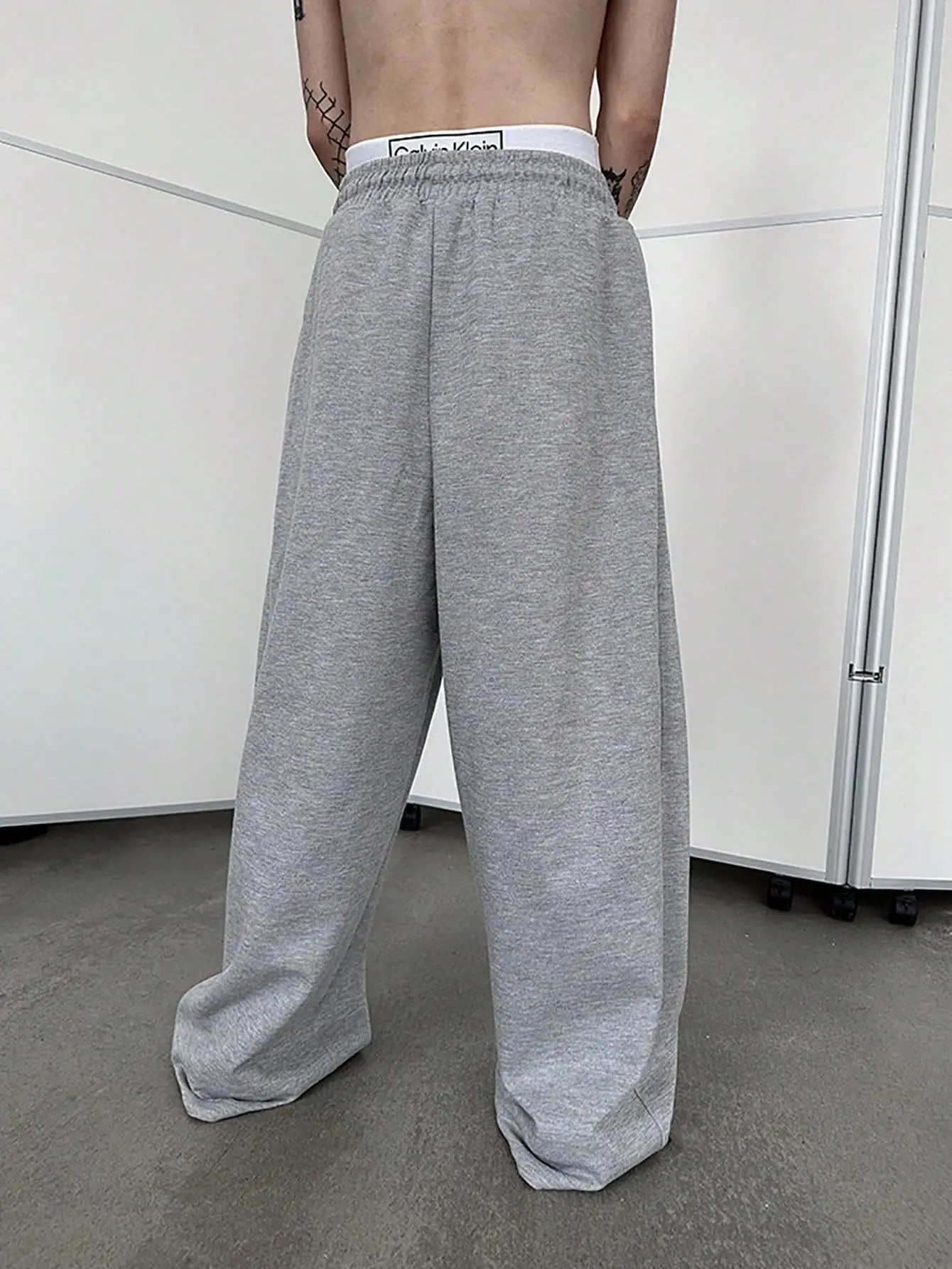 Pantalon de jogging pour homme, coupe droite, idéal pour le sport et la mode urbaine. Pantalon ample et décontracté avec cordon de serrage et plusieurs poches.