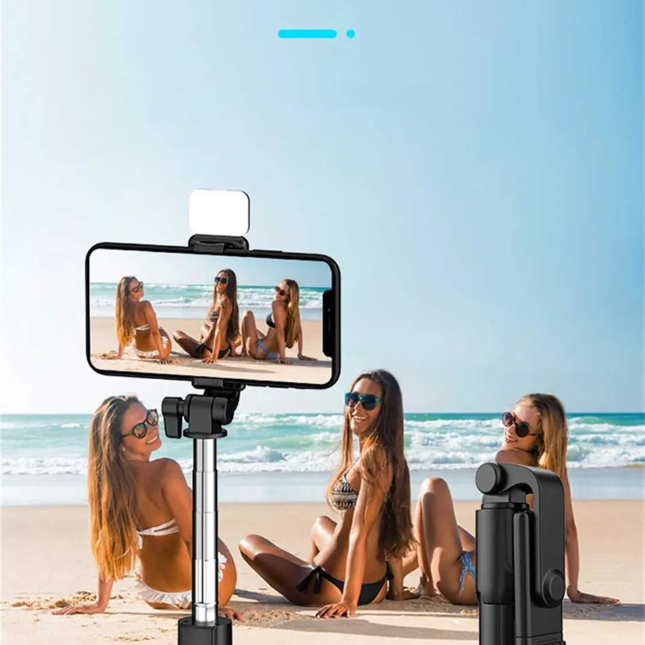 Perche à selfie avec trépied, télécommande Bluetooth et support de téléphone sans fil avec lumière LED intégrée pour le streaming en direct.