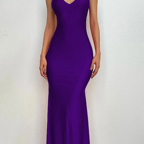 Robe longue Nibber rouge brillante à fines bretelles, dos nu, décolleté froncé, style hipster streetwear, femme.