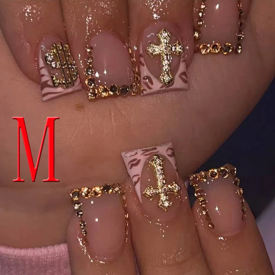 Lot de 10 faux ongles courts carrés à pointe française et strass, couleur nude, avec paillettes dorées et imprimé léopard.